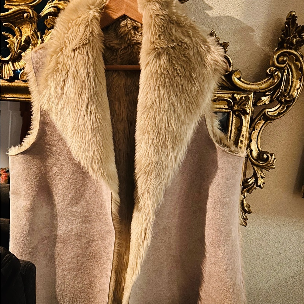 Almost Famous Beautiful Suede and Faux Fur Vest❤️
